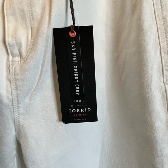 NWT Torrid Sky High Skinny Crop Jeans in White - Picture 2 of 9